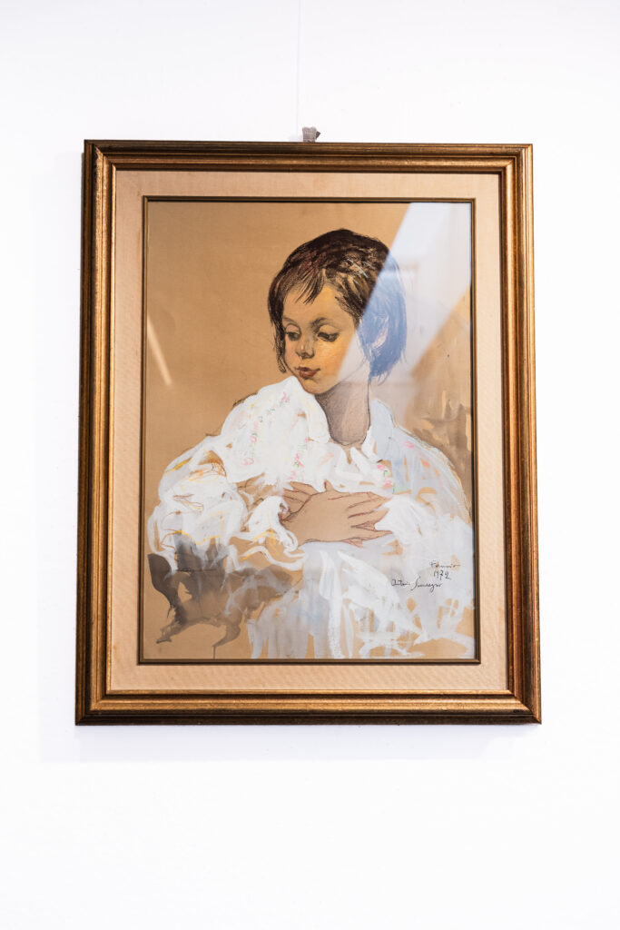 dipinto bimba con vestito bianco